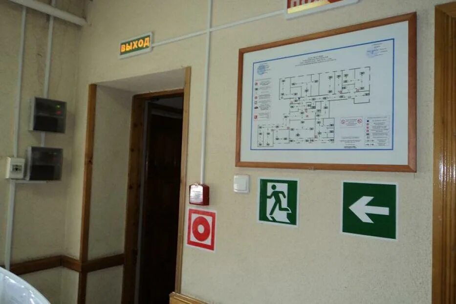план пожарной эвакуации. аварийные выходы в здании. системы аварийного эвакуационного освещения. задвижная аварийного выхода. обозначения на плане эвакуации.