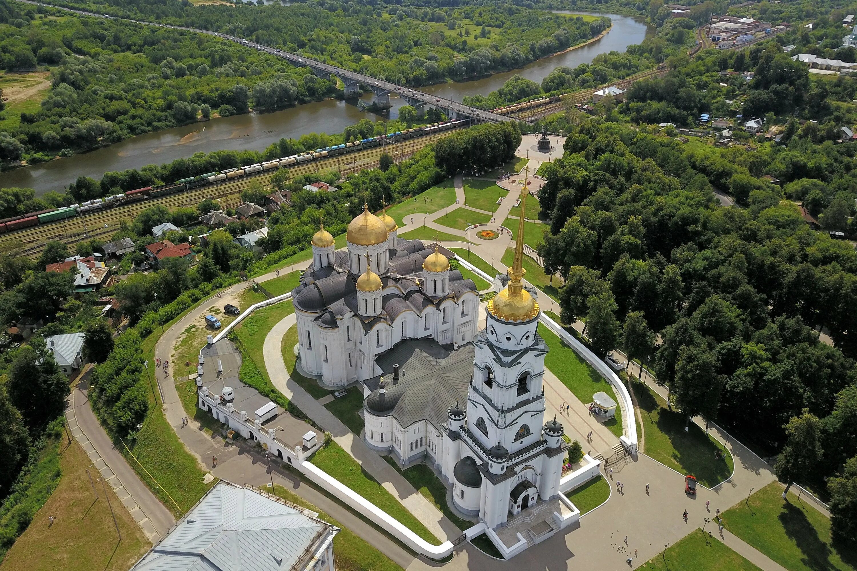 Город на клязьме при владимире мономахе. Свято-Успенский кафедральный собор Владимир. Кремль Детинец Владимир. Успенский собор во Владимире. Успенский собор во Владимире вид сверху.