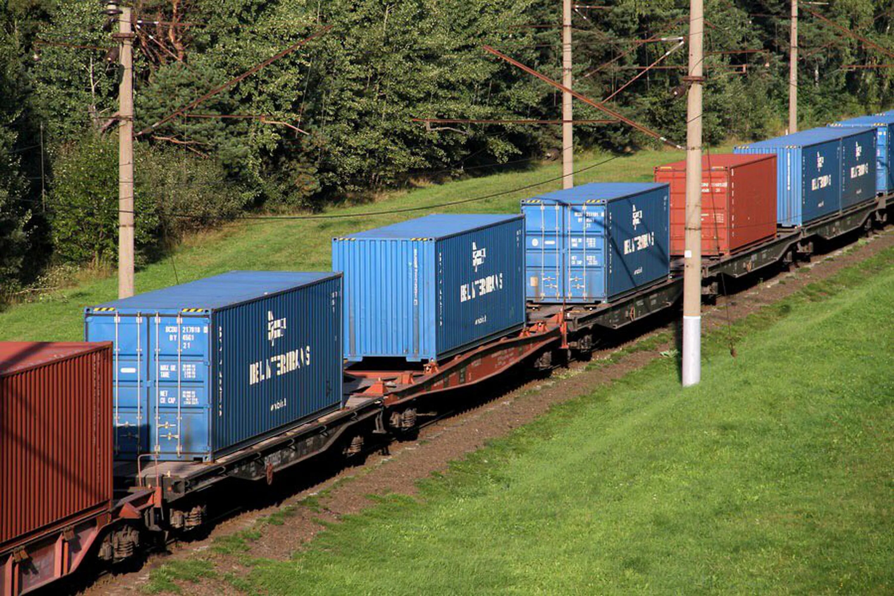 Отправка груза вагонами. Контейнерные платформы РЖД. Вагон контейнер. Вагон контейнеровоз. Контейнеры на железной дороге.