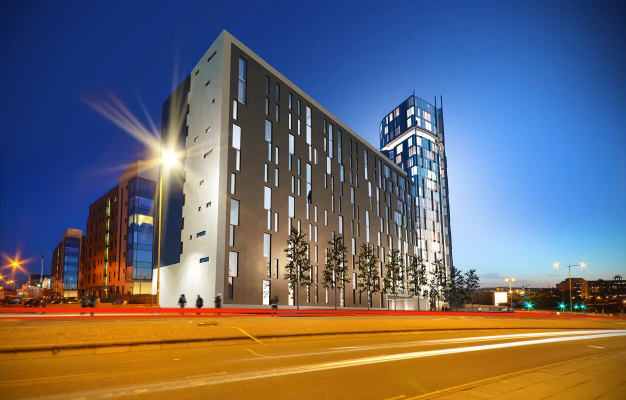 Высотный жилой дом. Сценический комплекс prolyte 10*12. X complex. Ливерпуль многоэтажки. Многоэтажный дом.