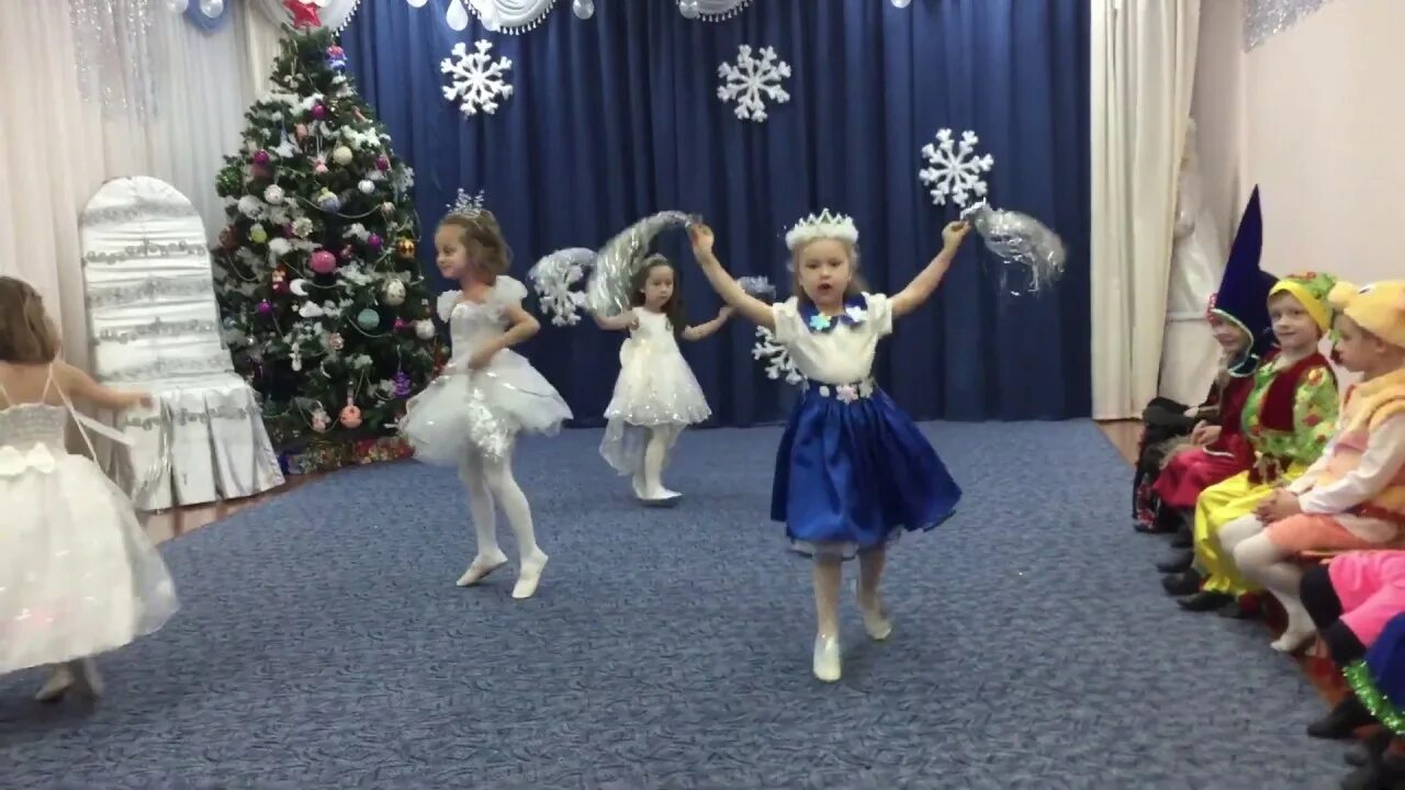 Танец вьюги в детском саду. Белый снег танец в детском саду. Танец снега в детском саду. Танец снег и елки в детском. Танец снега в детском саду.