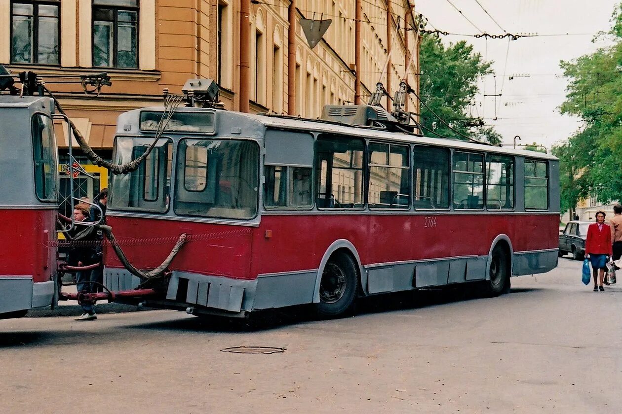 Троллейбус поезд. Троллейбусный поезд ЗИУ 682. ЗИУ 682 сцепка. Троллейбусные поезда ЗИУ-9. ЗИУ-682 Ленинград.