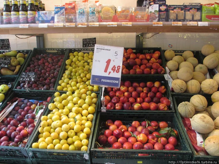 Conad супермаркет. Супермаркет италия. Неаполь супермаркеты продуктовые. Супермаркет италия. Итальянские продукты супермаркет.