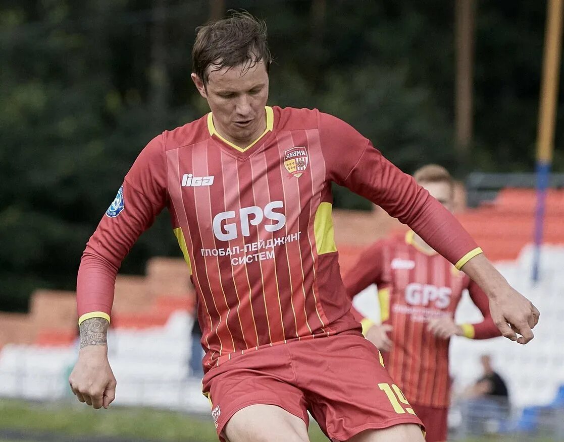 Денис бояринцев спартак. Футболисты бегают. Игорь леонидович денисов. Куда футболист. Дэвид бекхэм футболист.