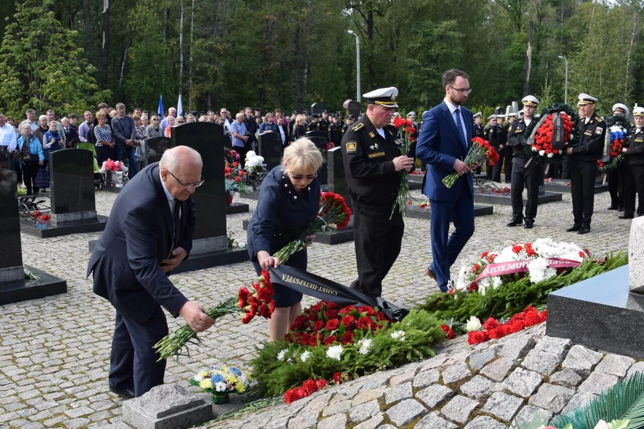 Серафимовское кладбище Курск мемориал. Подводная лодка Курск Серафимовское кладбище. Серафимовское кладбище экипаж Курска. Серафимовское кладбище мемориал подводникам Курска. Памяти погибшим подводникам