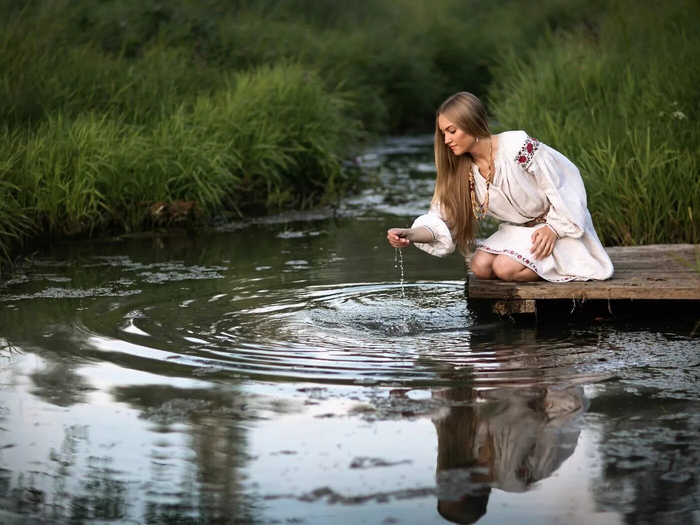 Фотосессия в воде. Девушка у реки. Девушка в воде. Девушка у пруда.