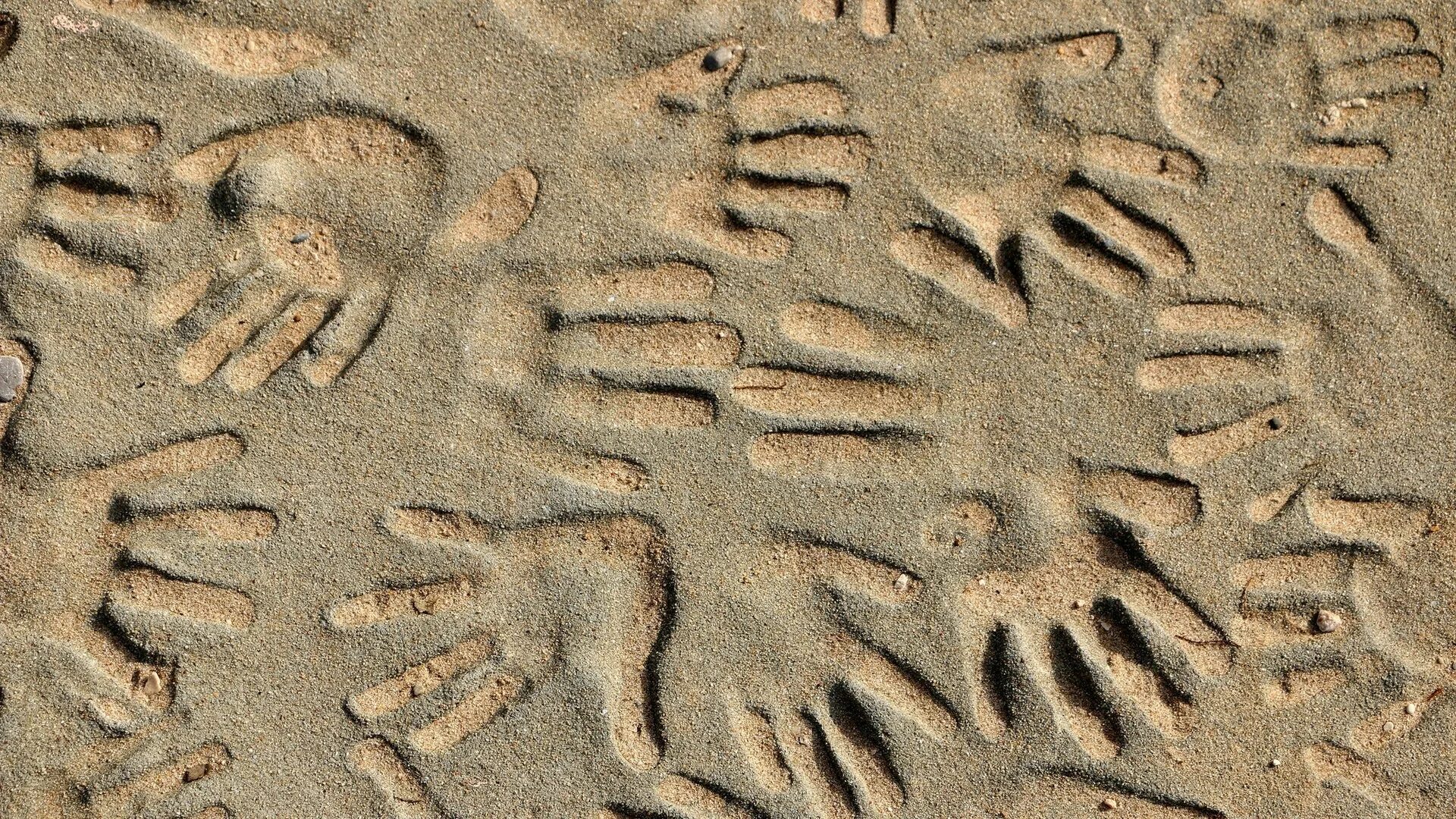 След в истории. Отпечаток на песке. Песок текстура. След руки на песке. Отпечаток ладони на песке.