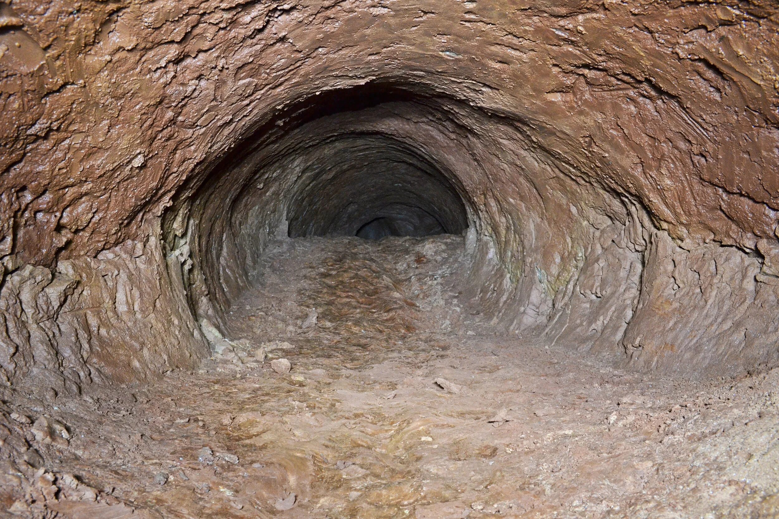 2 земляные норы. Риу Синжу тоннели. Древние тоннели. Туннель в земле. Туннели под землей.
