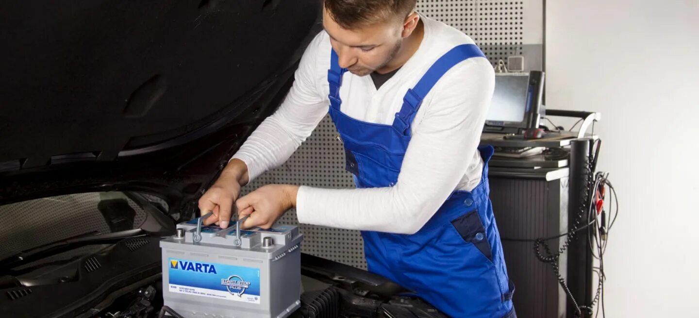 Install battery. Аккумуляторы для автомобиля. Аккумуляторщик профессия. Аккумуляторы в автомобилестроении. Обслуживаемые аккумуляторы для автомобиля.