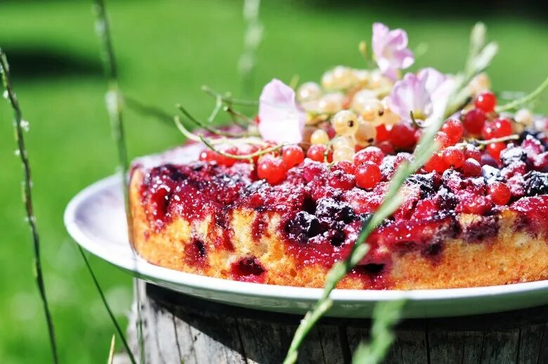 Пирог с ягодами с маслом. Ягодные летние пироги. Ягадны пірог. Пирог с ягодами. Летние пироги с ягодами и фруктами.