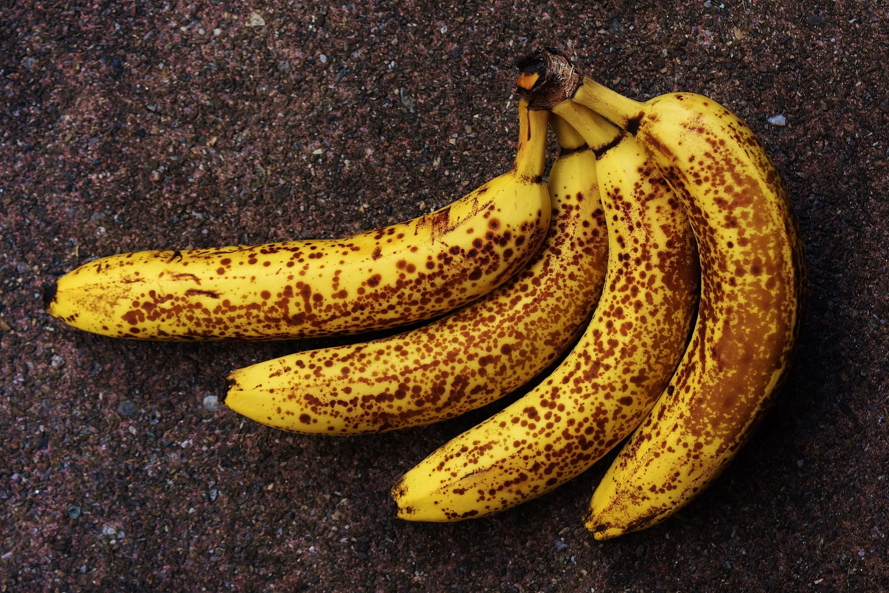 Банан. Маленькие бананы. Спелый банан. Переспелый банан.