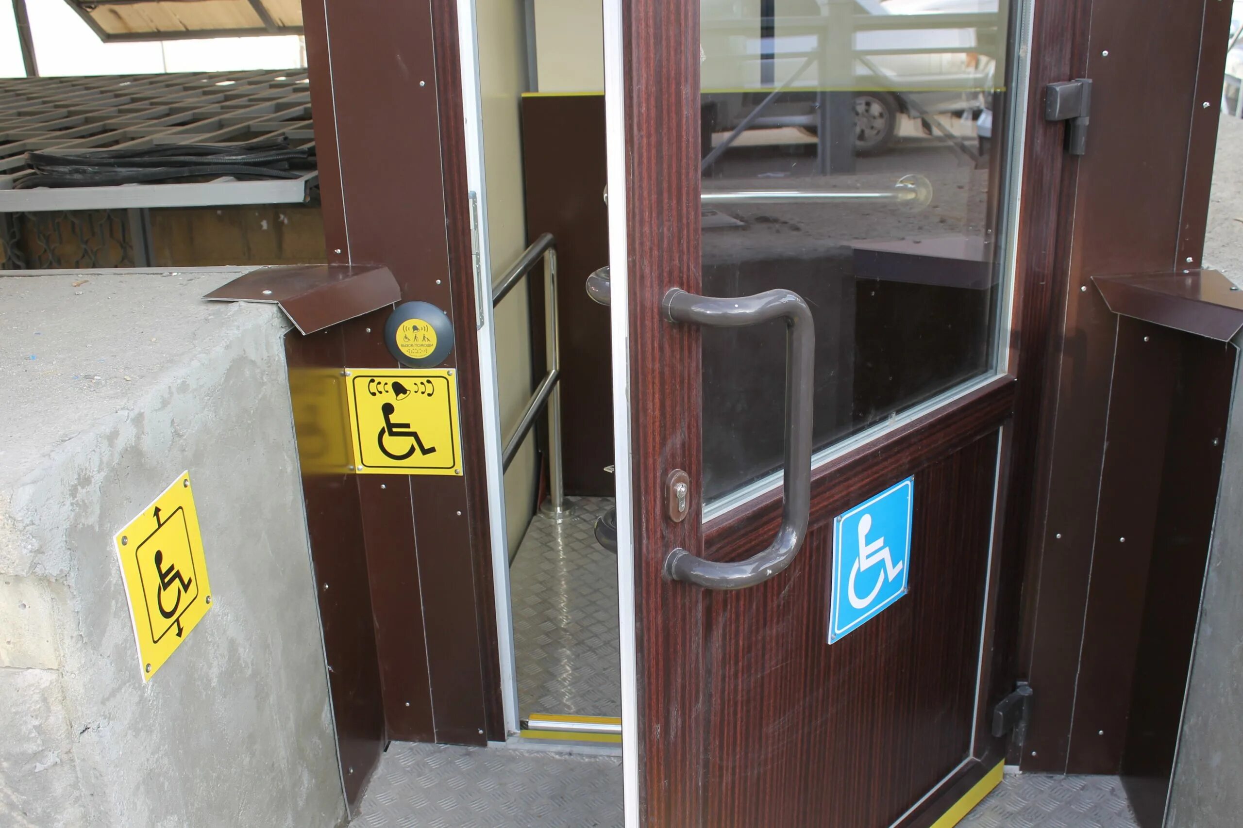 Сайт для инвалидов дверь. Входные двери для маломобильных групп населения. Лифт для МГН табличка. Лифт для маломобильных групп. Дверь входная для МГН 1000.