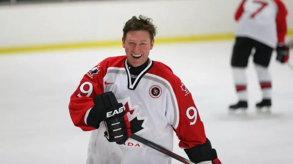 Уэйн гретцки 1978. Уэйн гретцки хоккеист. Уэйн гретцки нью йорк рейнджерс. Уэйн гретцки 2022г. Уэйн гретцки хоккеист.