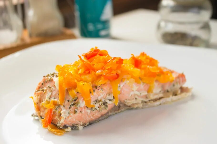 горбуша запеченная с луком. рыба по лугански. орион рыбки с начинкой. рыба по лугански рецепт. рыба по лугански в духовке морковь и лук.