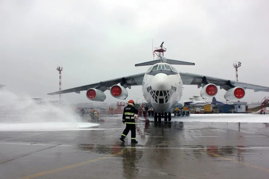 Форма аэропорта в Минске. Аэропорт Минск-2 ПДП. Пожары вс в разлитом авиатопливе. В Минске разбомбили аэропорт.