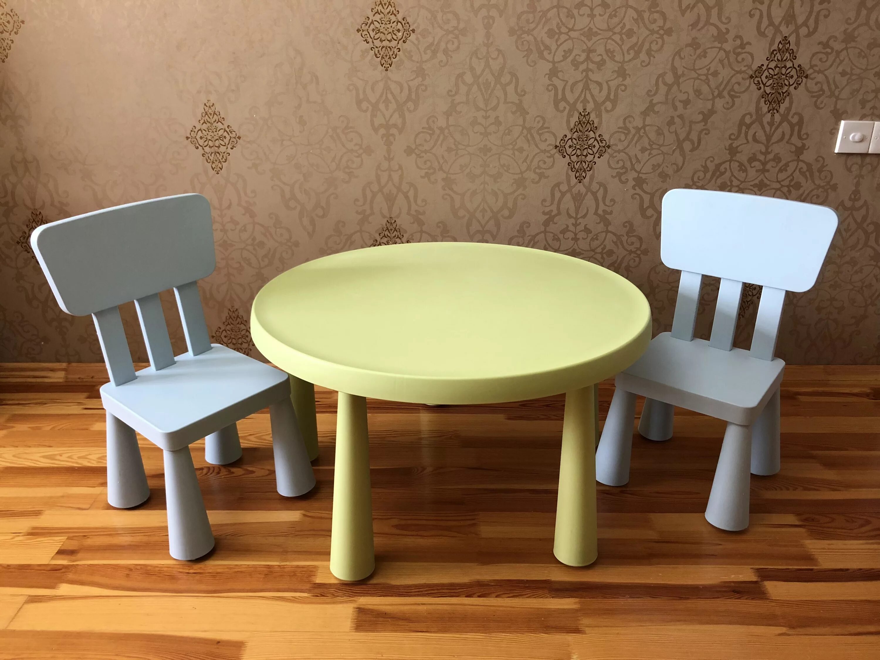 Стол и два стула. Стул детский для стола кухонного. Круглый кухонный стол и 2 стула. Столик и 2 стула.