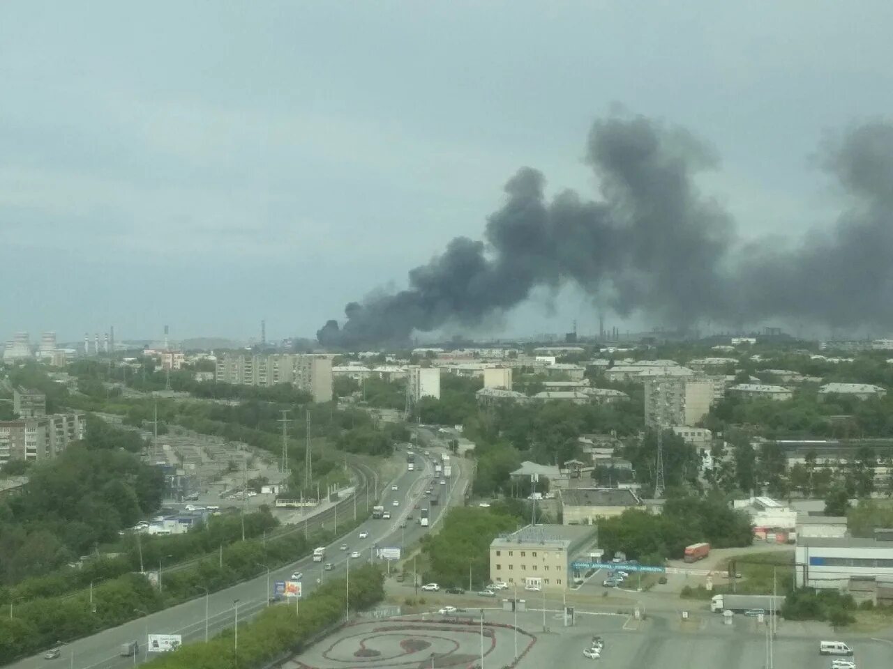 ЧЭМК Челябинск. Пожар на ЧЭМК. Что горит в Челябинске сейчас. Черный дым Челябинск.