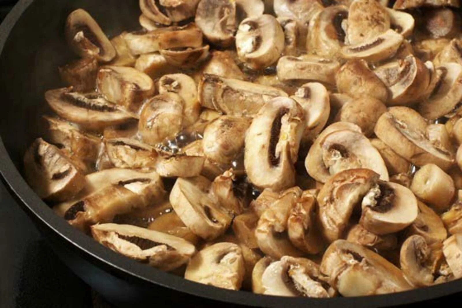 обжаренные шампиньоны. на зиму жареные грибы шампиньоны. жареные опята. ӂ̈ӑ̈р̆̈ӗ̈н̆̈ы̆̈ӗ̈ г̆̈р̆̈й̈б̆̈ы̆̈. шампиньоны на сковороде.