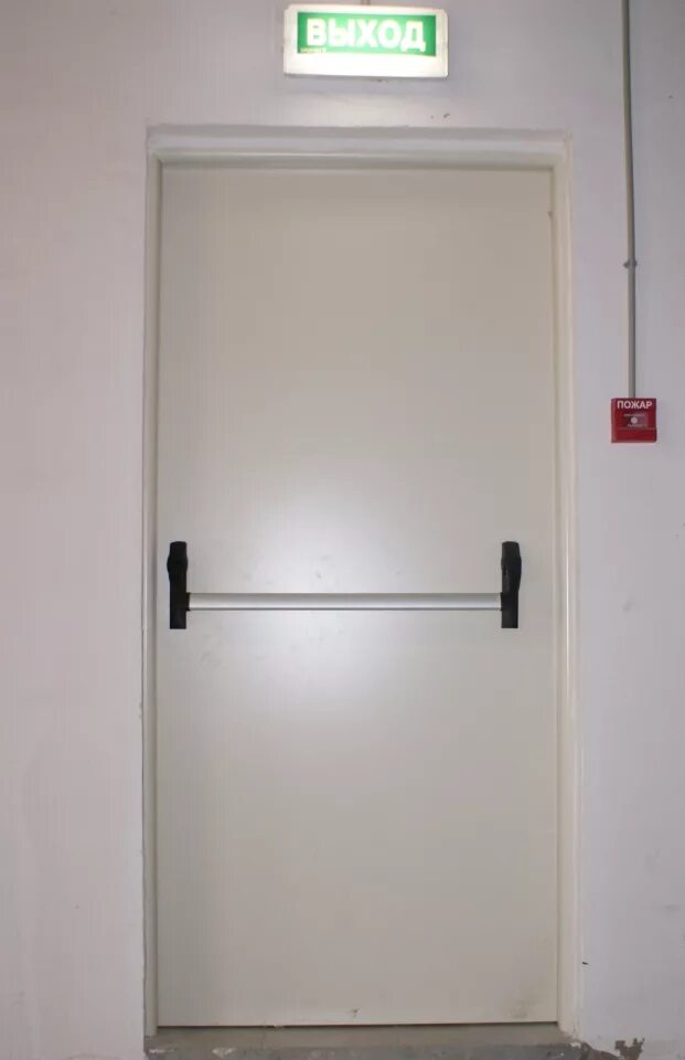 Дверь противопожарная металлическая. Эвакуационная лестница с дверью. Двери в общественных зданиях. Стеклянные перегородки eiw 45. Дверь противопожарная стеклянная eiw 60.