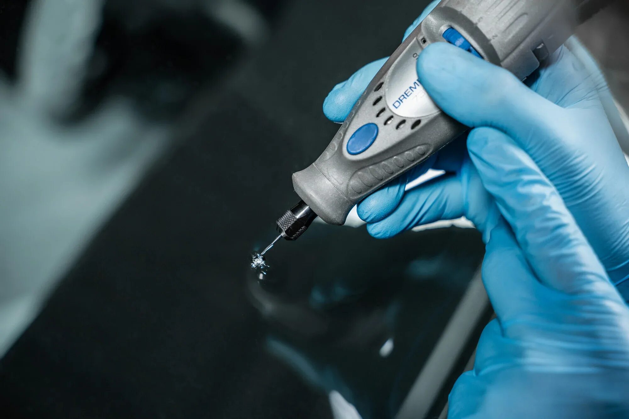 Скол на лобовом. Виды сколов стекла. Лобовые стекла. Ремонт трещин лобового стекла москва. Сколы и трещины на лобовом стекле.