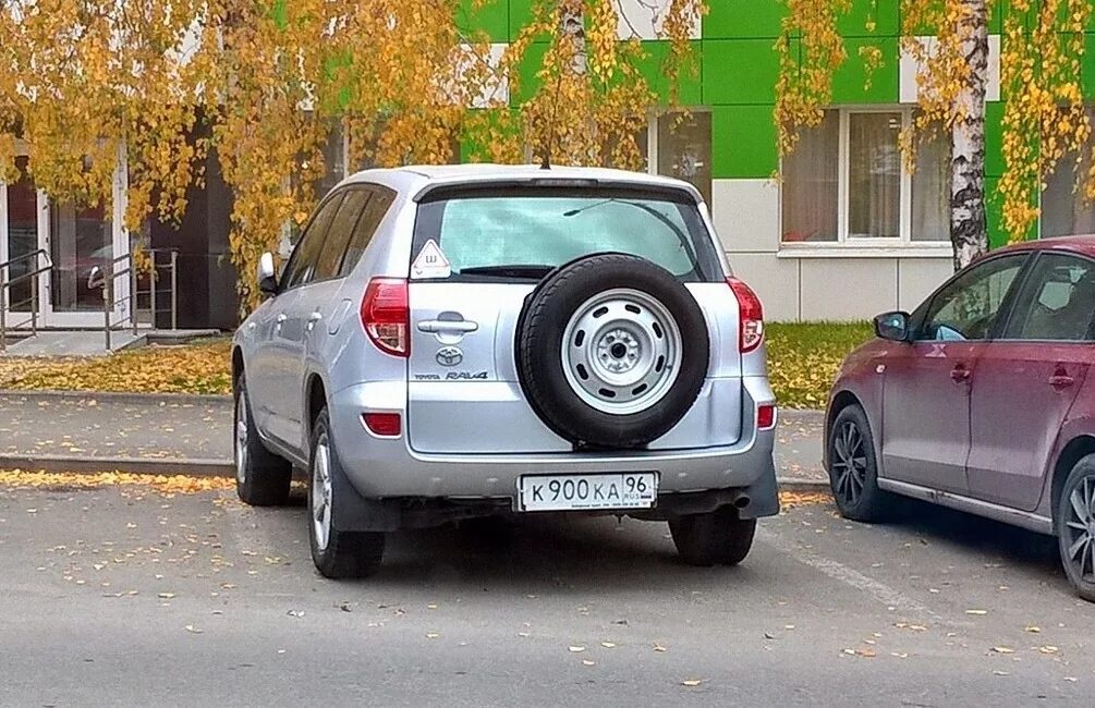 Rav 3 поколение. Тойота рав 4 запаска. Тойота рав 4 с запаской на двери. Toyota RAV 4 3 поколение фендеры. Рав 4 3 двери колеса.