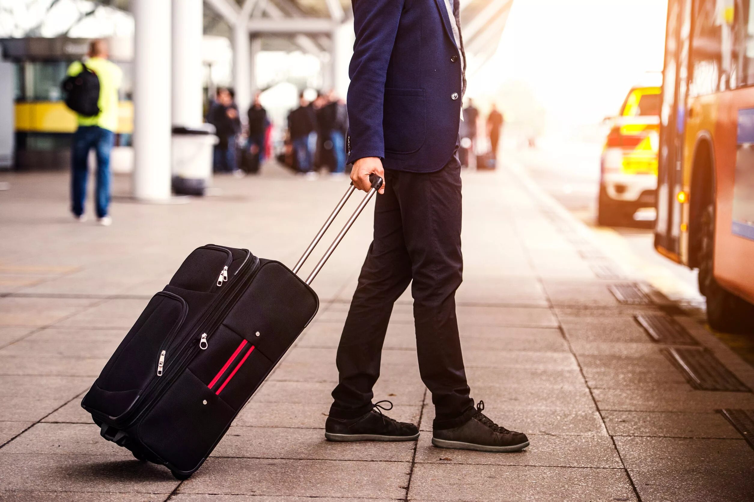 Luggage be left her. Путешествие с багажом. Человек с чемоданом. Чемодан вокзал. Luggage be left her.