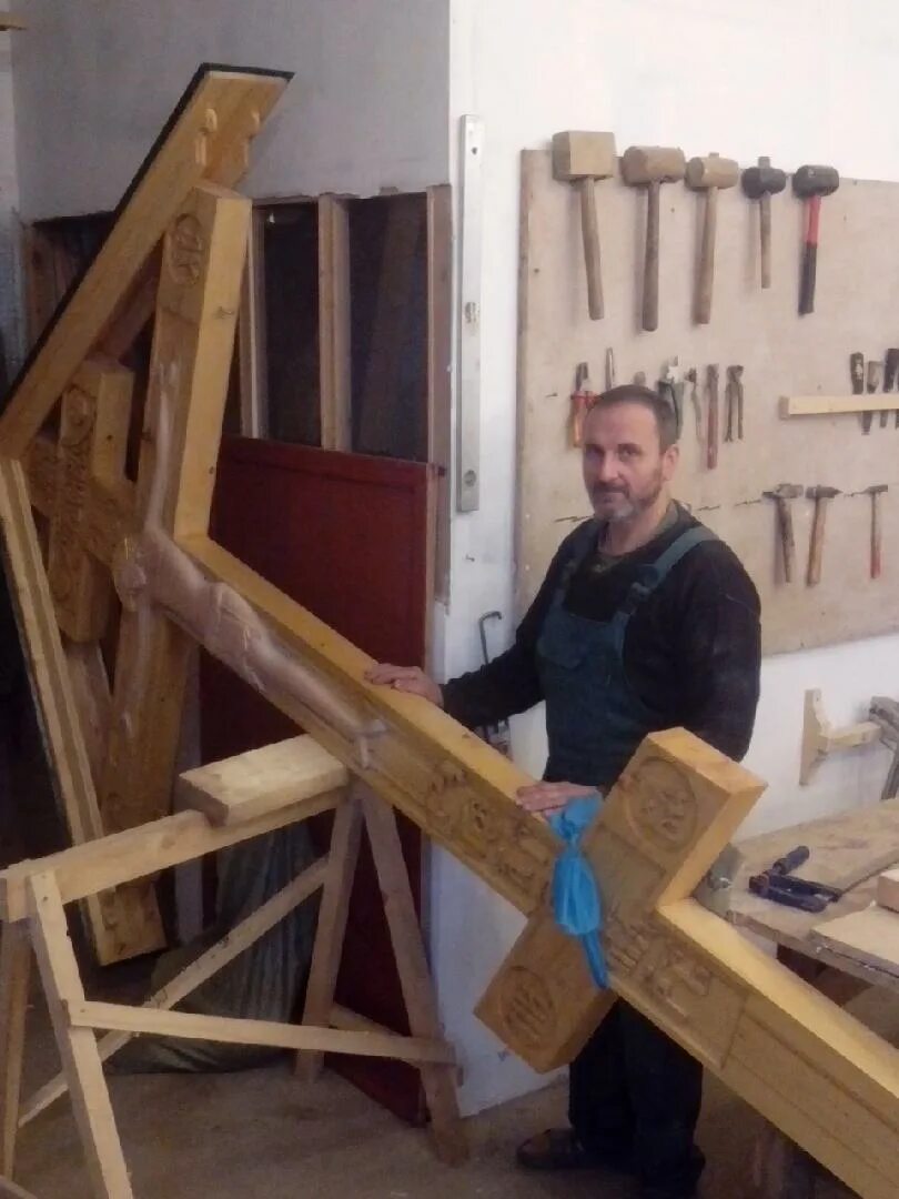 Профессия плотник. Презентация столяр. Столяр профессия описание. Профессия столяр краснодеревщик. Плотники с огромной дверью.