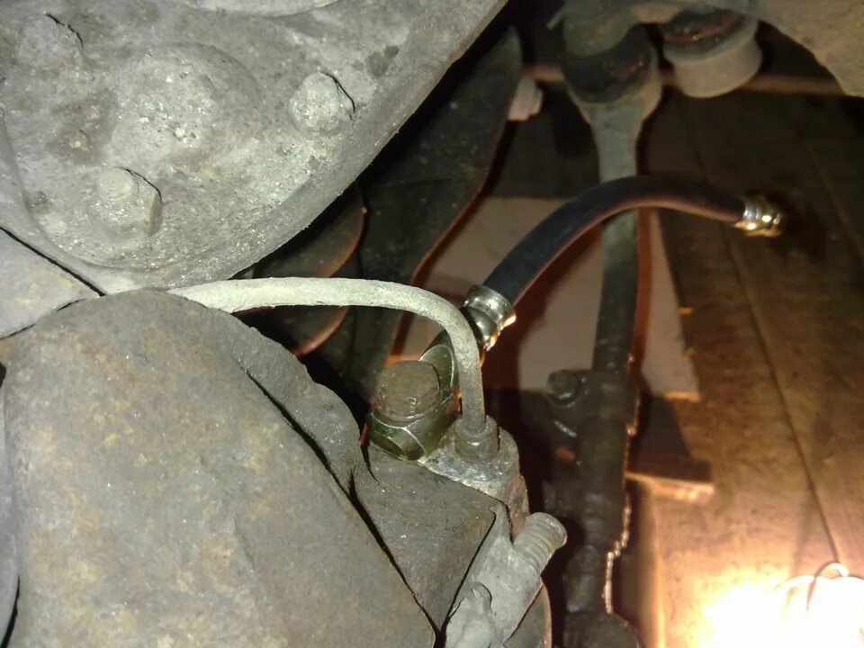 Медные шайбы на тормозные шланги ваз 2107. Штуцер тормозной системы ваз 2109. Задний тормозной шланг ваз 2107. Тормозной шланг переднего колеса лада калина. Тормозной шланг у машины.