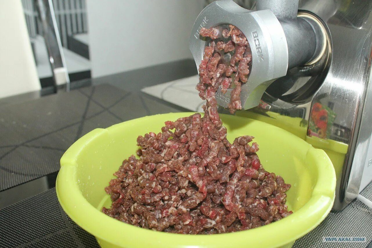 Подарили мясорубки. Печень через мясорубку. Миндаль через мясорубку. Муравейник рецепт через мясорубку. Мороженое через мясорубку.