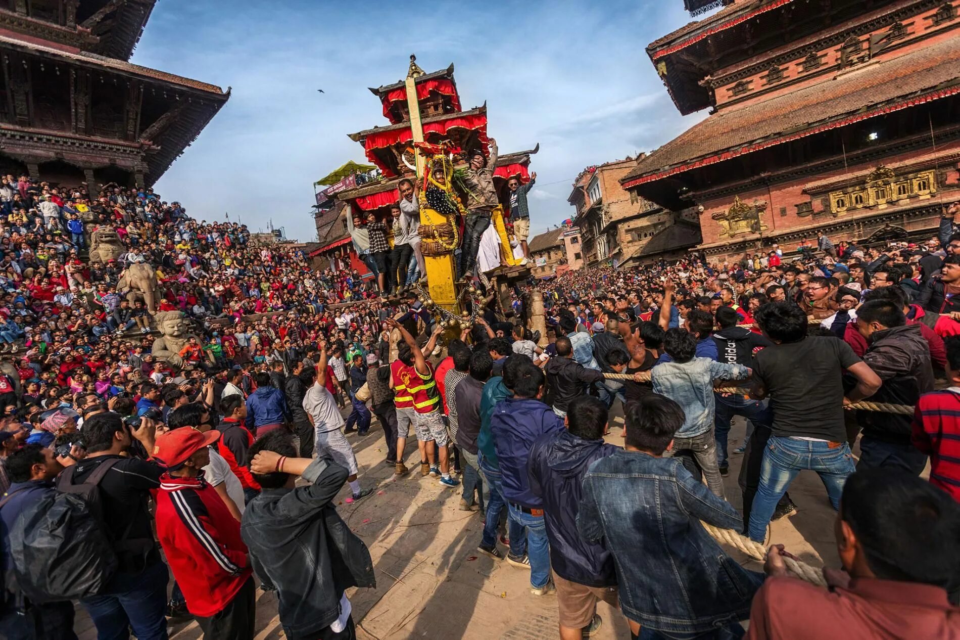 Бискет джатра. Бискет джатра в непале. бхактапур непал фестиваль. фестиваль бискет джатра. фестиваль бискет джатра бхактапур.