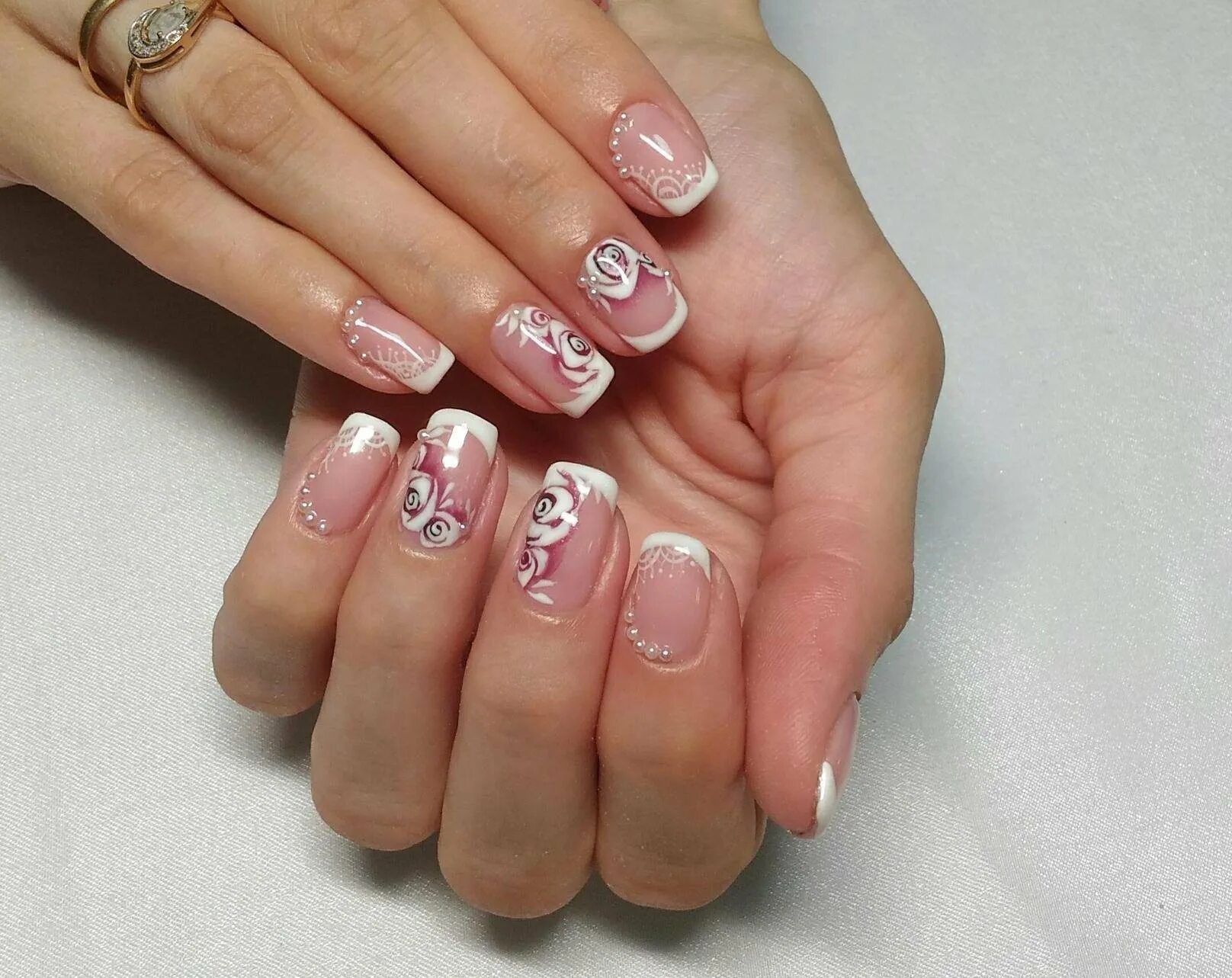 красивые ногти. маникюр для пожилых женщин на коротких ногтях. ногти для женщин 40 лет. весенний маникюр для женщины 60 лет. розовый маникюр с абстракцией.