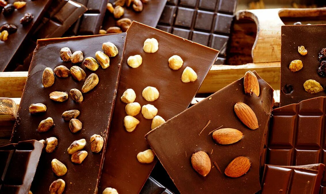 Орешки в шоколаде. Шоколадка с орешками. Шоколад с орехами. Шоколадка с орехами.