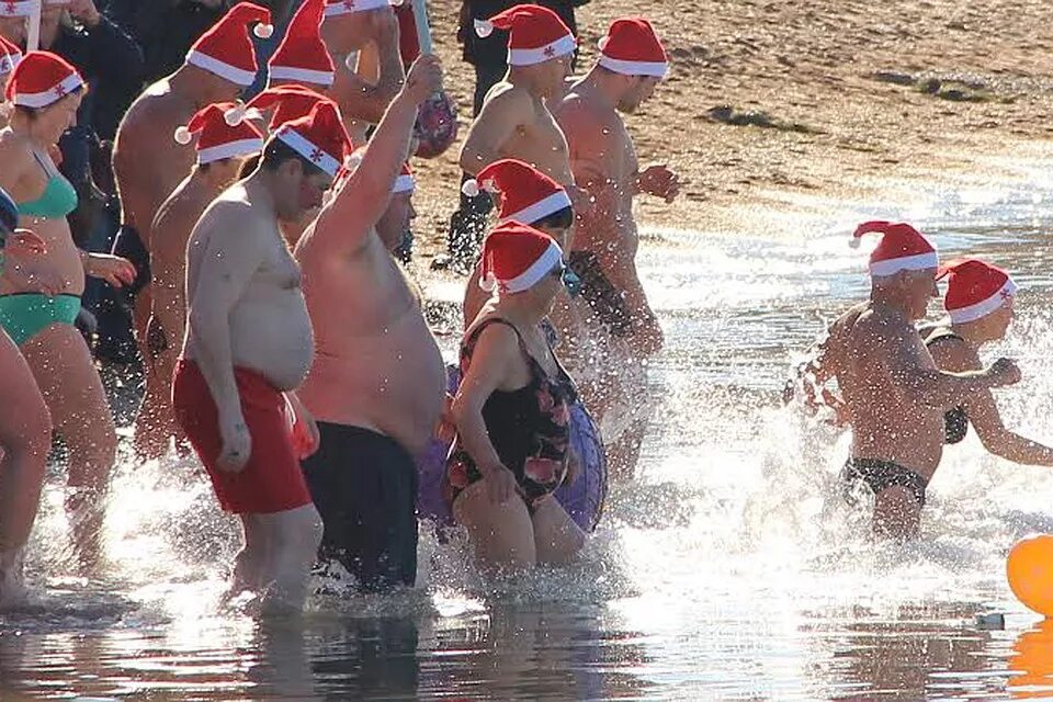 Дед купается. Заплыв моржей в Геленджике. Дед Мороз купается. Новогодний заплыв.