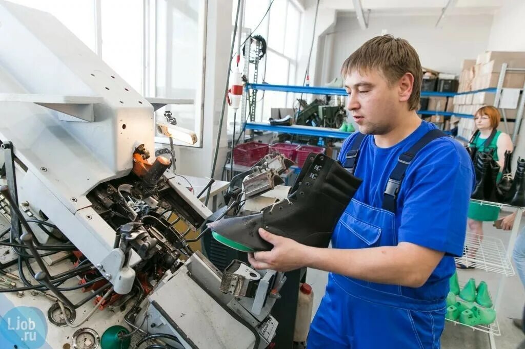 Цех обувной фабрики. Обувной цех. Организация производства обуви. Обувная фабрика юничел. Обувная промышленность.