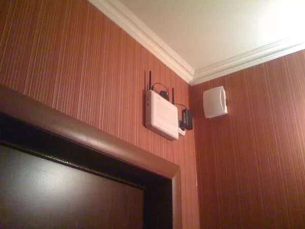 Роутер wifi мгтс. Роутер над дверью в коридоре. Роутер в интерьере прихожей. Крепление для роутера. Роутер над дверью.