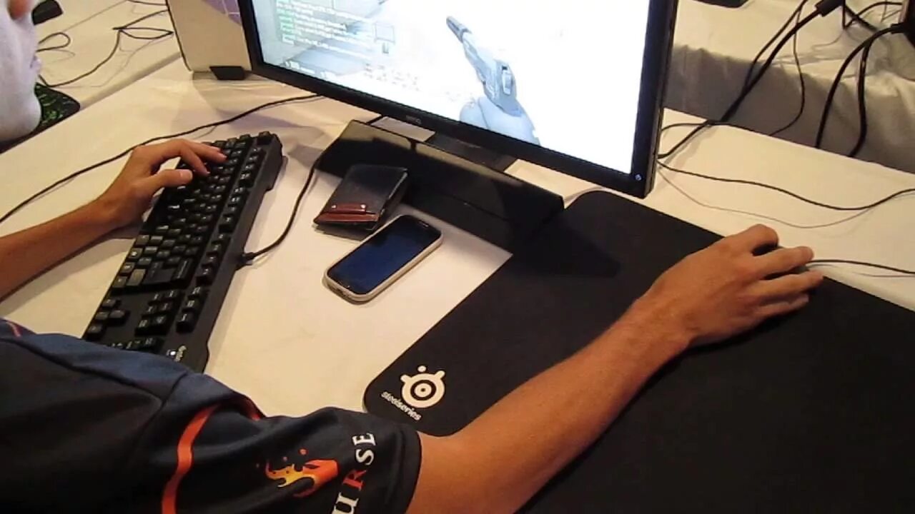Клавиатура cs go. Расположение клавиатуры и мыши у киберспортсменов. клавиатура киберспортсменов. расположение клавиатуры у киберспортсменов. правильное расположение клавиатуры и мыши.
