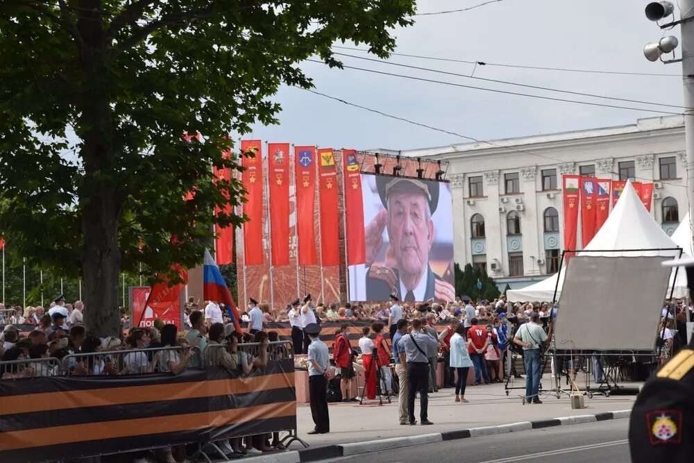 Симферополь сейчас сегодня. Парад Победы в Симферополе 2022. Парад Победы Симферополь 2021. Парад 9 мая Симферополь. Площадь Ленина Симферополь.