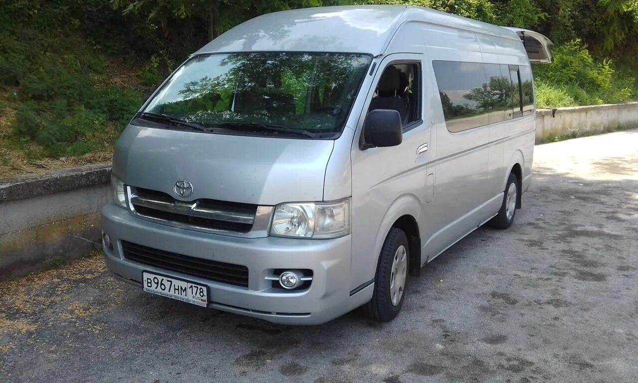 Микроавтобус toyota hiace 12 мест. Тойота хайс 2006. Toyota grand hiace 2010. Toyota hiace h100. Toyota touring hiace.