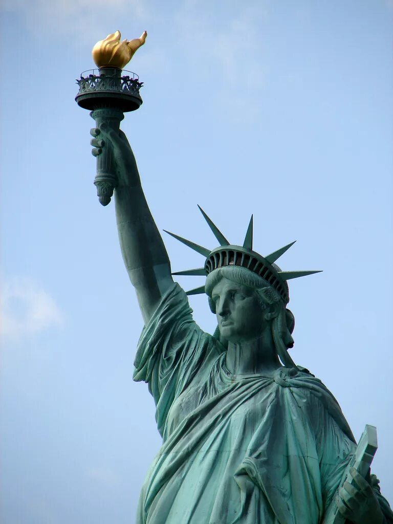 Название статуй. Маурицио каттелан скульптура палец. Персей. Название скульптурной. Знаменитый скульптураы.