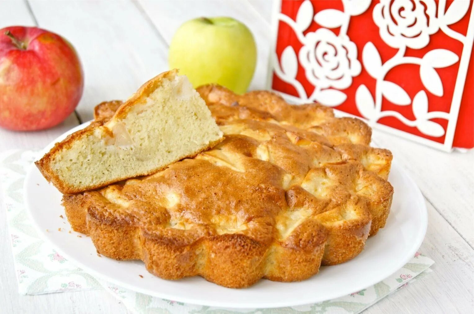 Яблочный пирог шарлотка. Веганская шарлотка с яблоками. Шарлотка с яблоками классическая.