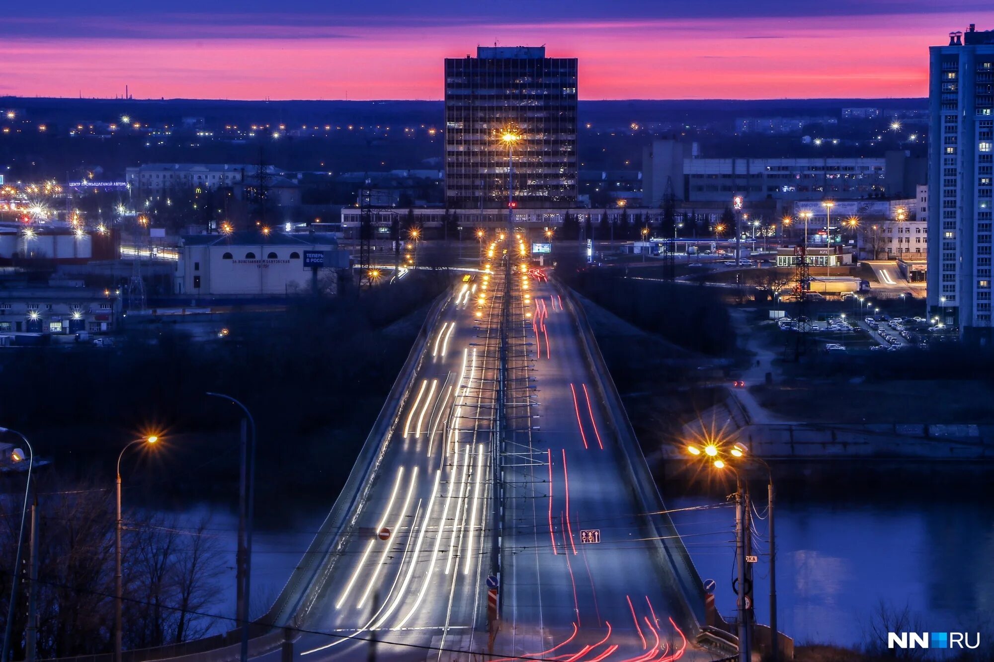 новогодние каникулы в нижнем новгороде. нижний новгород вид с моста. куда сходить сегодня в нижнем новгороде вечером. нижний новгород столица закатов стрелка. ночной город нижний новгород.