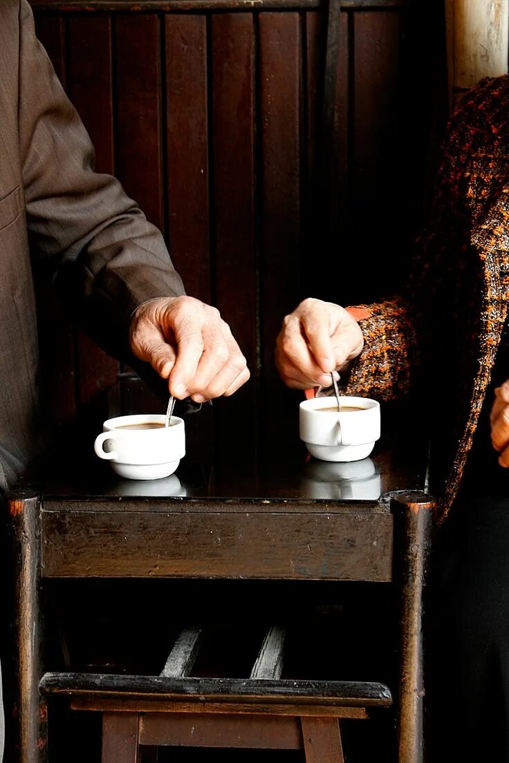 Двое пьют кофе. Кофе в кафе. Мужчина и женщина за чашкой кофе. Кофе на двоих. Попит фото