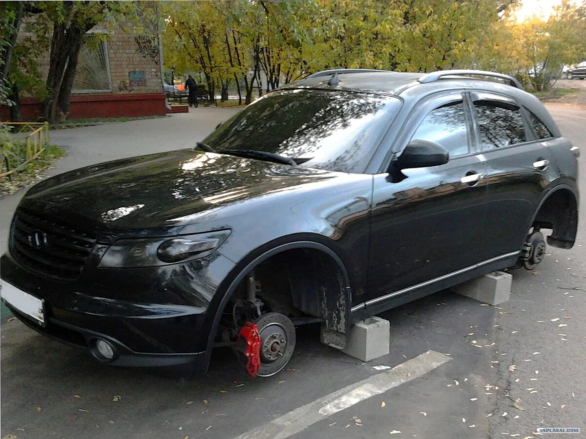 Авто на кирпичах вместо колес. Тачка без колес. Украли колеса. Без колес. Без колес.