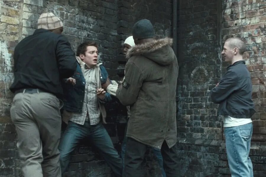 Хулиганы сети. Пальто Stone Island Green Street Hooligans. Чарли Ханнэм Green Street Hooligans. Пит хулиганы зеленой улицы.