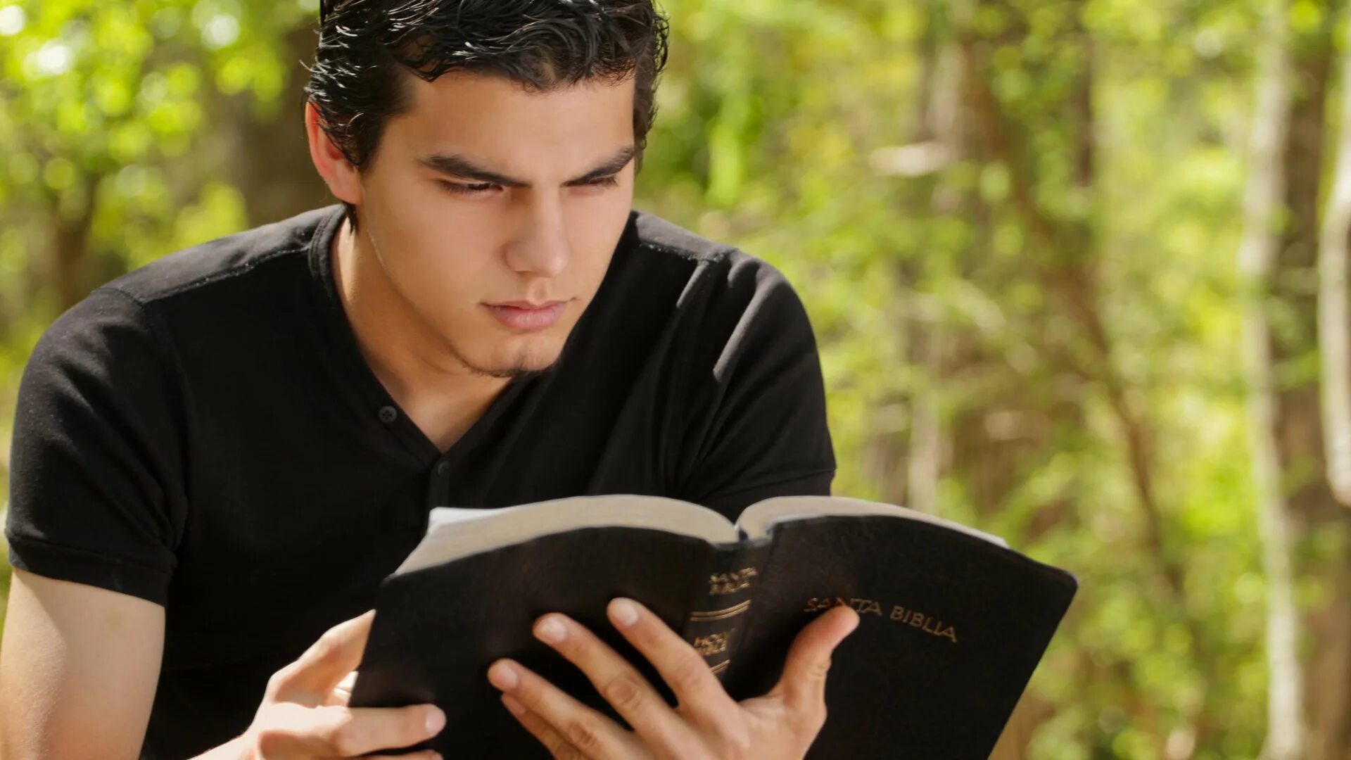 Книга думайте как мужчина читать. Мужчина с Библией. Парень с Библией. Мужчина читает Библию. Библия в руках мужчины.