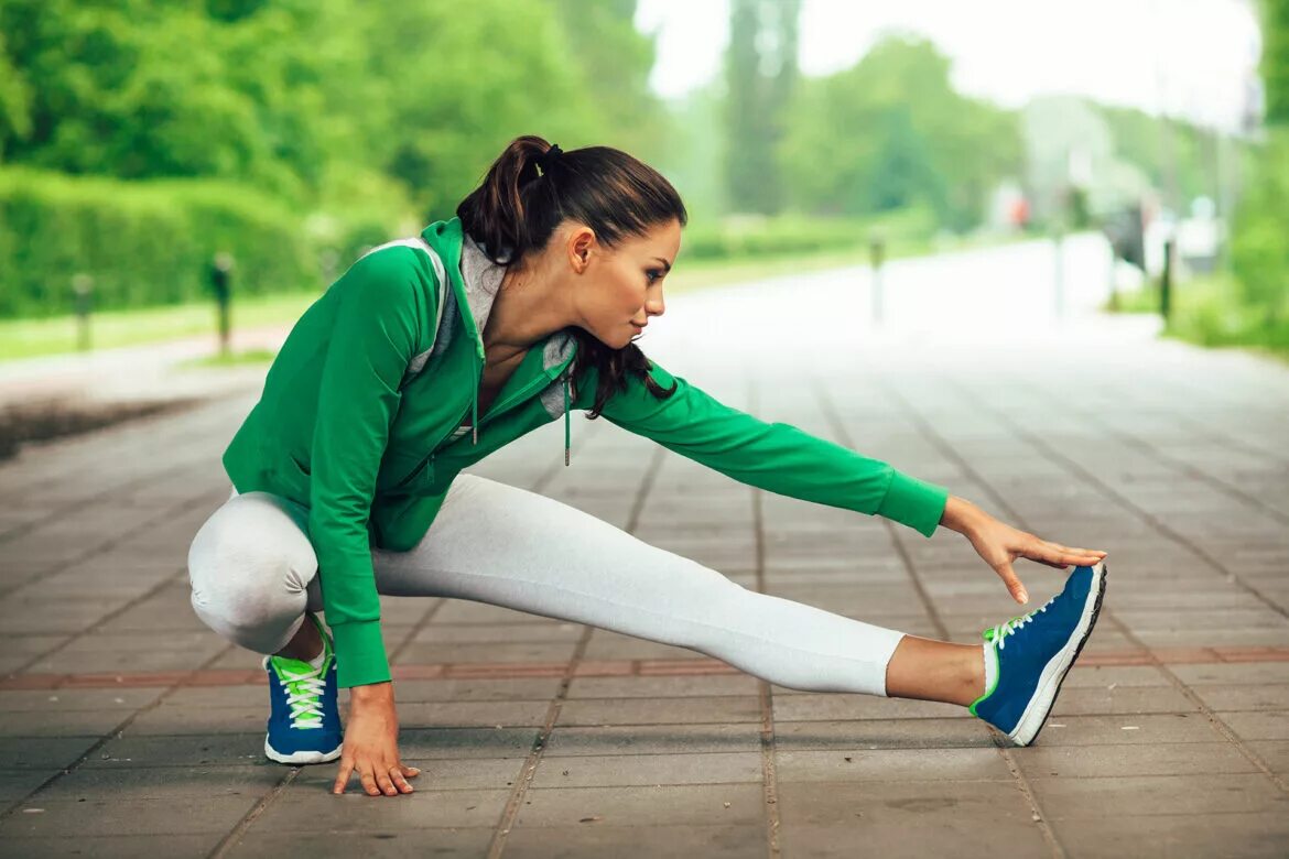 She like doing sports. Спортивные девушки. Женщина спорт. Девушка в спортивном костюме. Девушка бежит в спортивном костюме.