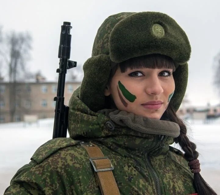 Девушек будут призывать. Девушки в Российской армии. Девушки в военной форме. Красивые девушки военные. Российские девушки военные.
