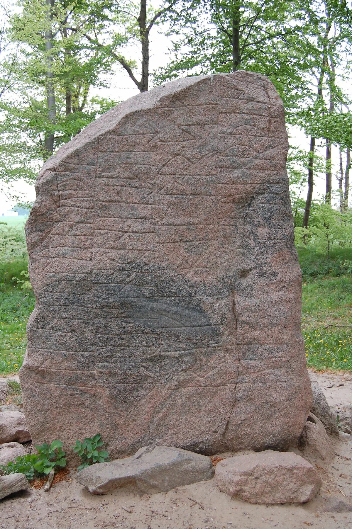 Stones wiki. Runestone камень. Рунический камень Ульва. Рунические камни. Камень с тремя языками.