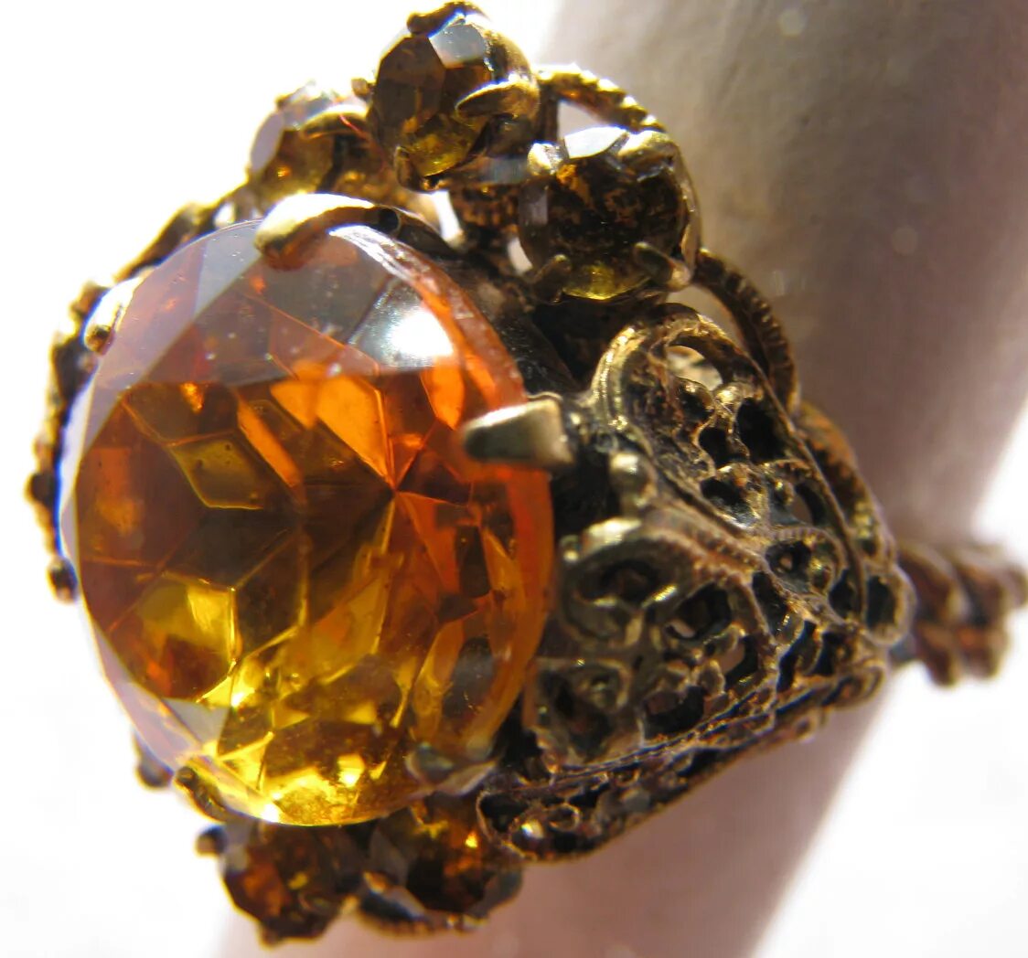 карий драгоценный камень. коричневый драгоценный камень. Spinel stone. коричневый бриллиант. гиацинт, цитрин.