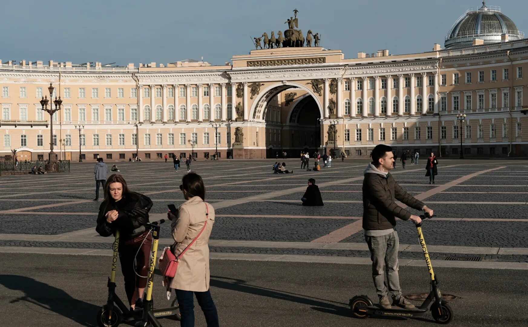 Санкт-Петербург. Санкт-Петербург туризм. Жители Санкт-Петербурга. Туристы в Питере. Куда сходить в питере в мае 2024